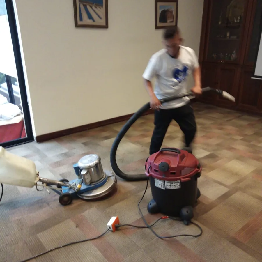 Lavado de alfombra de oficina con máquina rotativa y aspiradora industrial
