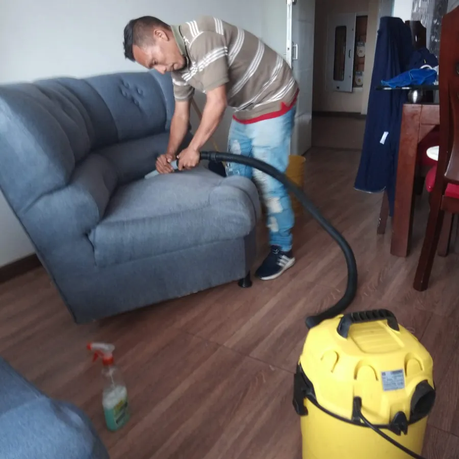Lavado de un sofá de sala a domicilio con aspiradora de inyección y extracción