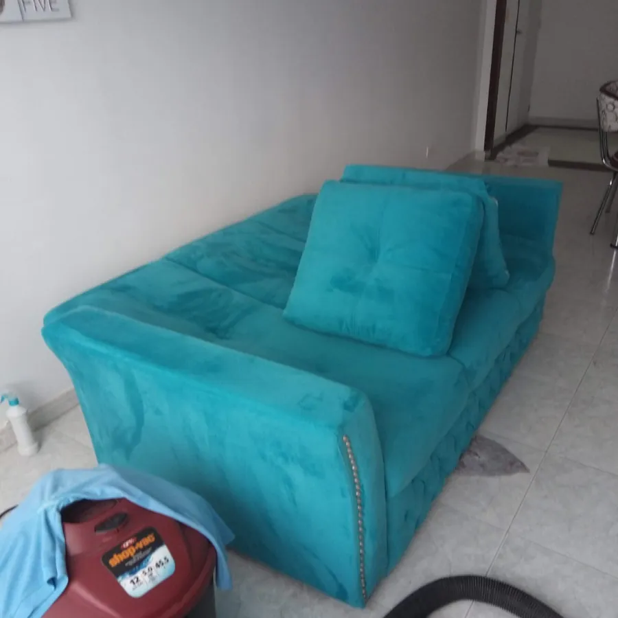 Sofá de tela color turquesa entregado limpio después del lavado