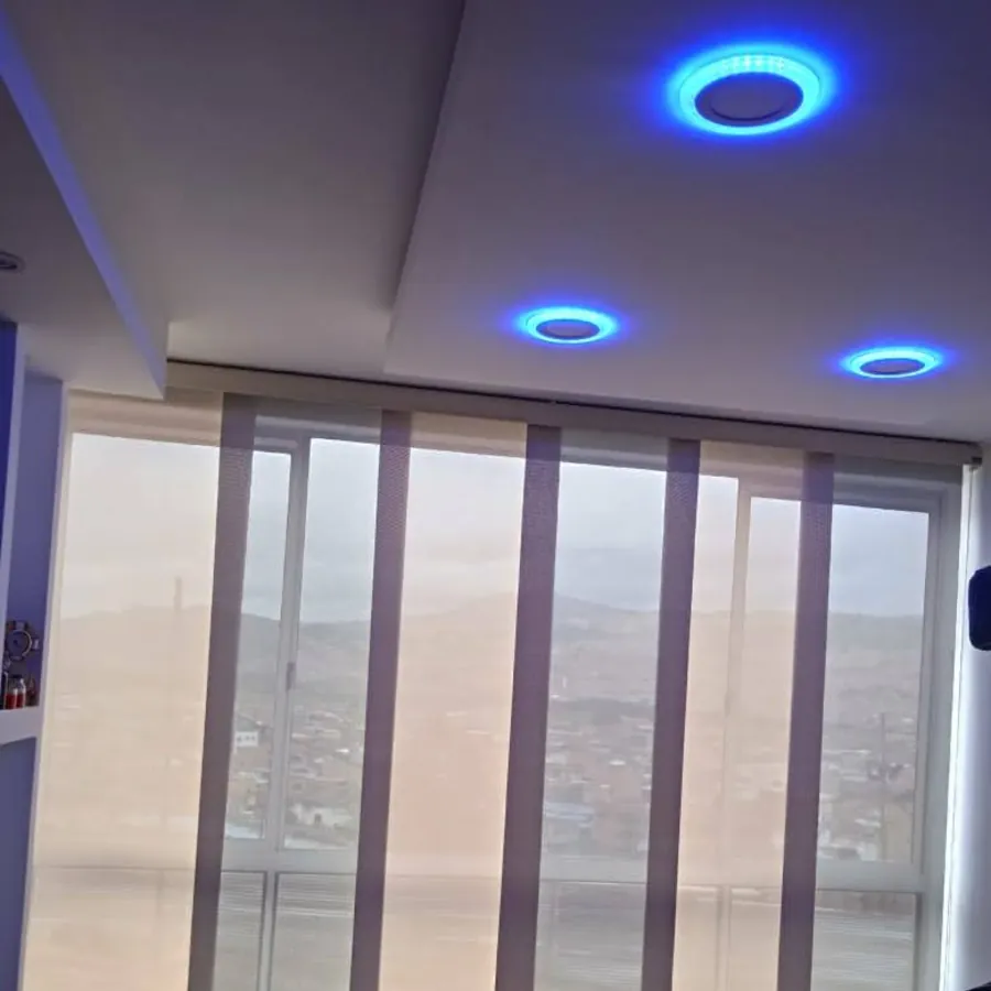 Panel japonés instalado en un ventanal de sala con cielo raso en drywall