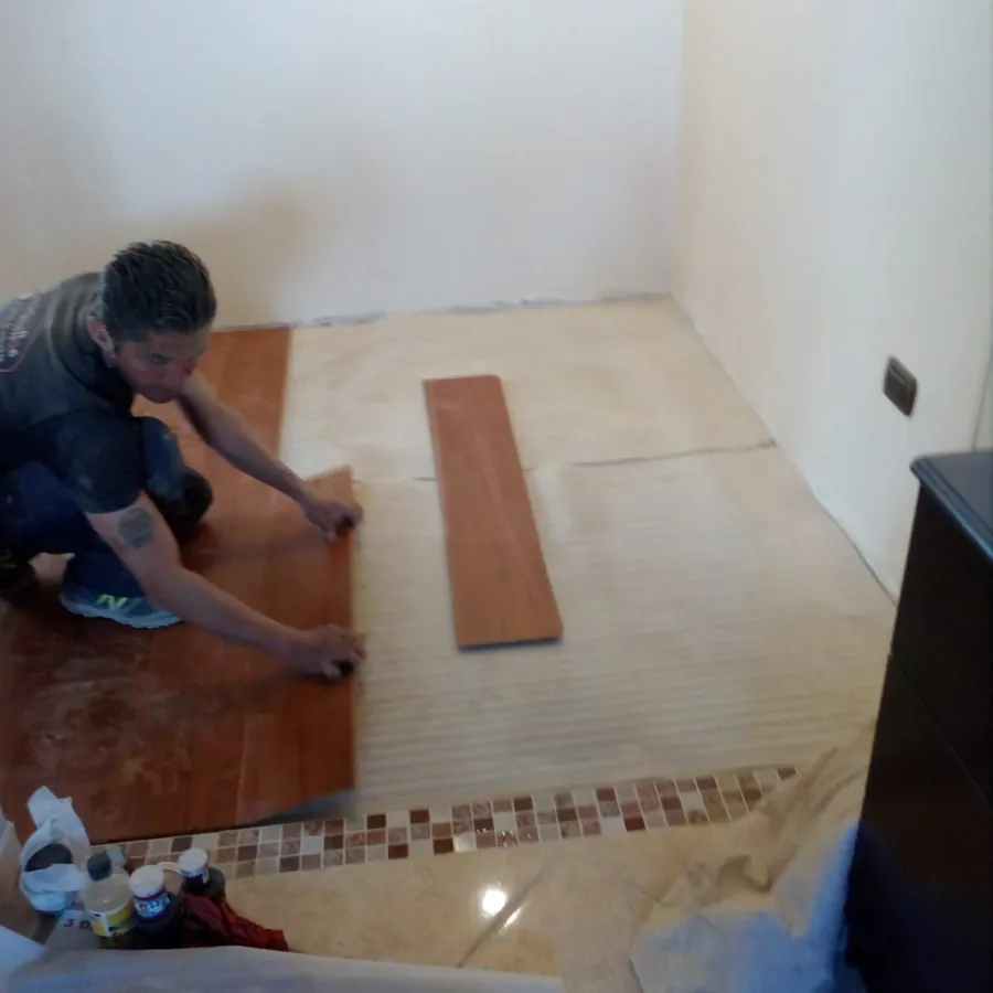 Instalación de piso laminado tabla por tabla sobre la base nivelada
