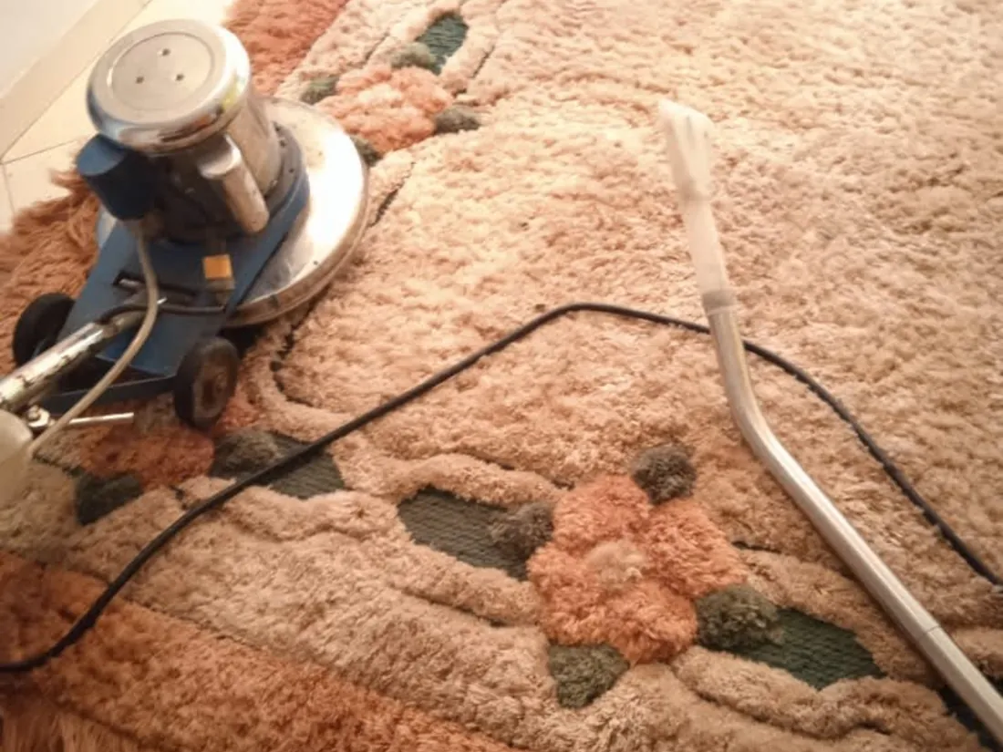 Tapete de sala lavado con máquina rotativa durante el proceso en planta